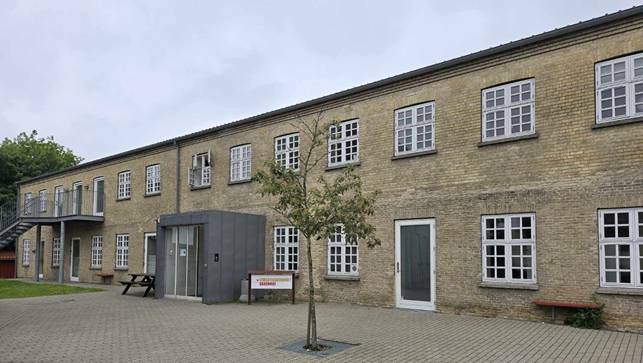 Et billede, der indeholder udendørs, vindue, bygning, sky

AI-genereret indhold kan være ukorrekt.