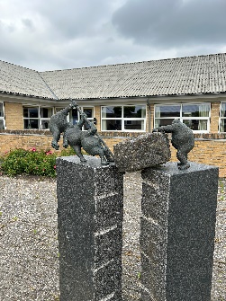 Et billede, der indeholder udendørs, sky, bygning, skulptur

Automatisk genereret beskrivelse